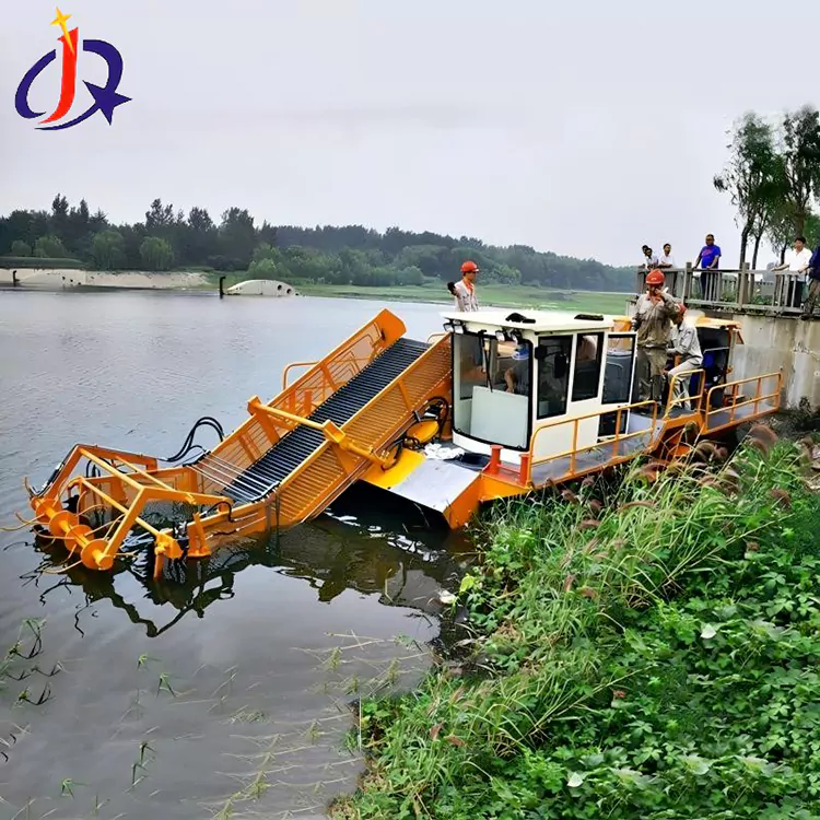 Barco Cortador De Jacintos E Lente De Pato